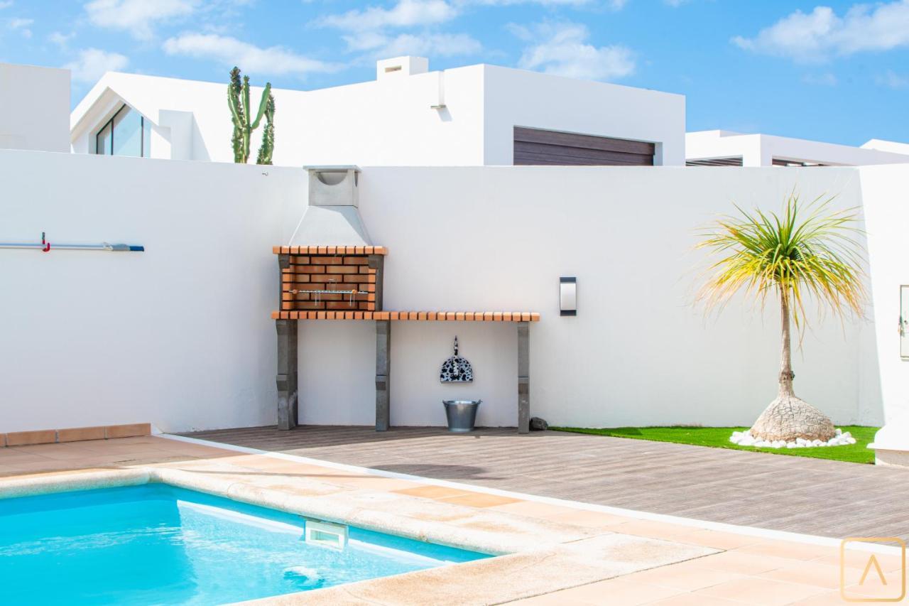 Orcades Close To Town Center Pool & A/c Vil·la