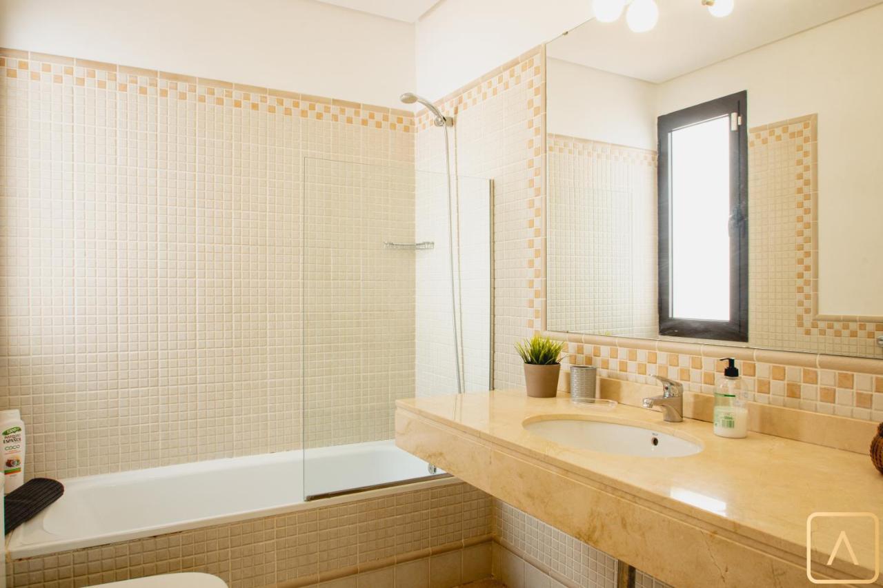 Orcades Close To Town Center Pool & A/c Vil·la